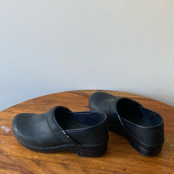 Black Leather Dansko Clogs Size 40 / US 9 - Picture 4 of 5